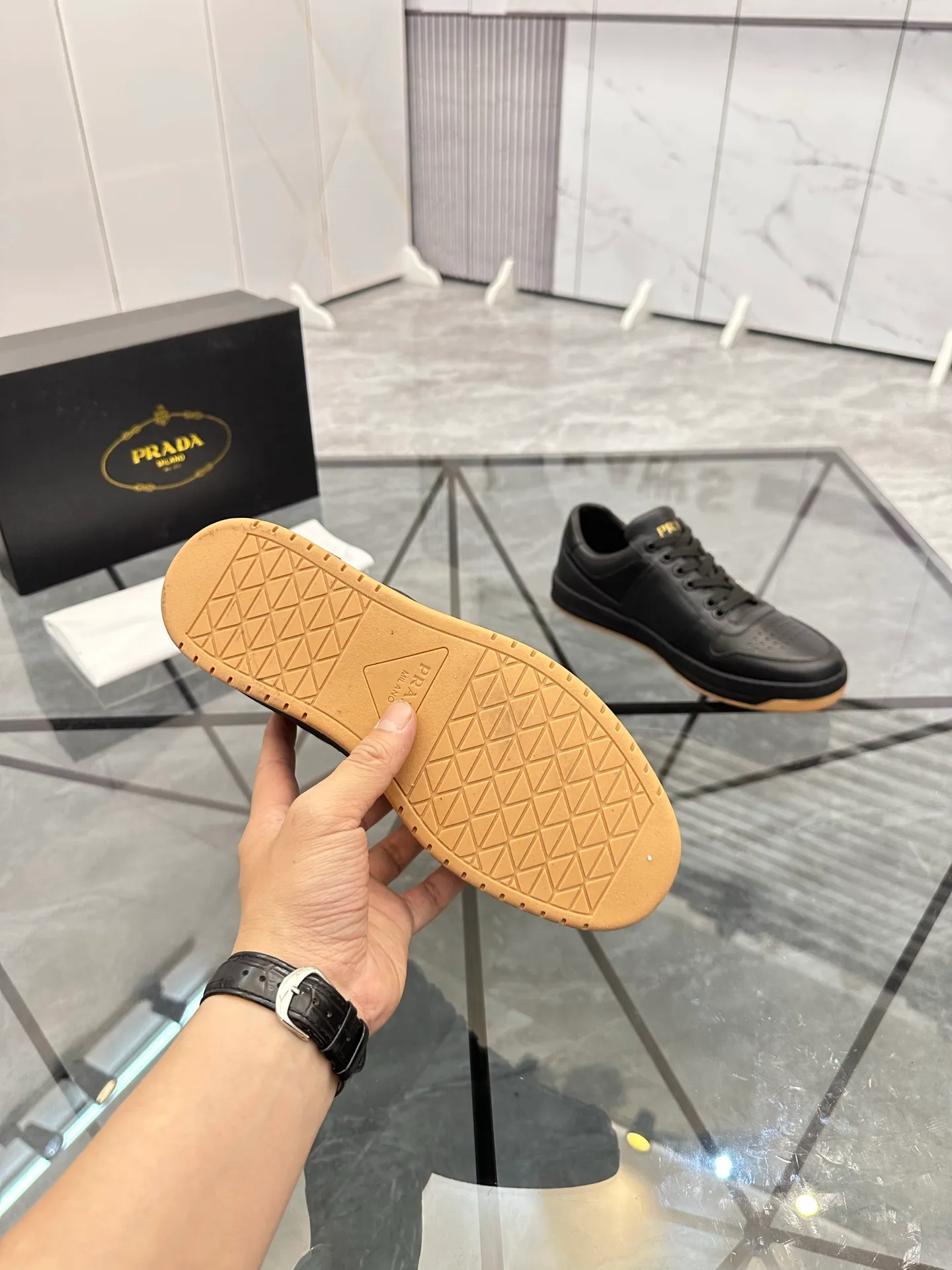 Men's shoes: 💰P400¥ Product trademark: Prada *"Prada*" low-top casual shoes Regular size: 38-44 (can be customized to 45) Product materials: imported cowhide upper, sheepskin lining, original outsole. Number: 020